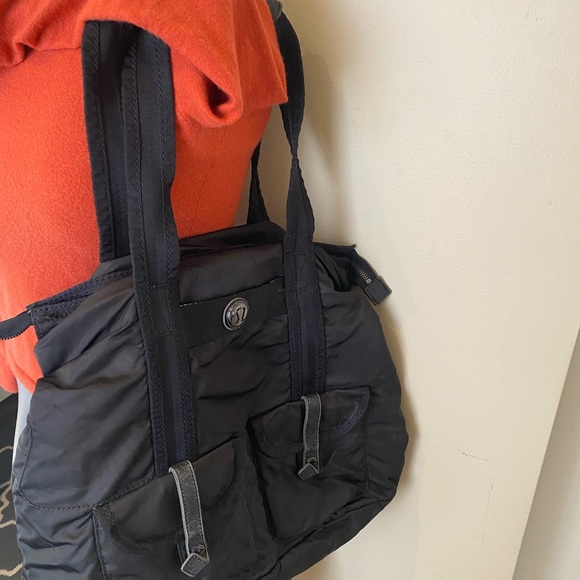 Lululemon designed in Vancouver in 1998 black shoulder bag… - Picture 2 of 12